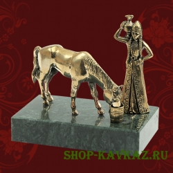 Горянка и лошадь, статуэтка на камне
